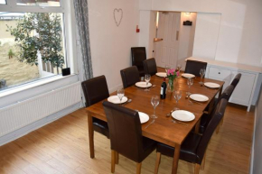 Newquay Escape, 5 spacious ensuite bedrooms & parking- Simplycheckin